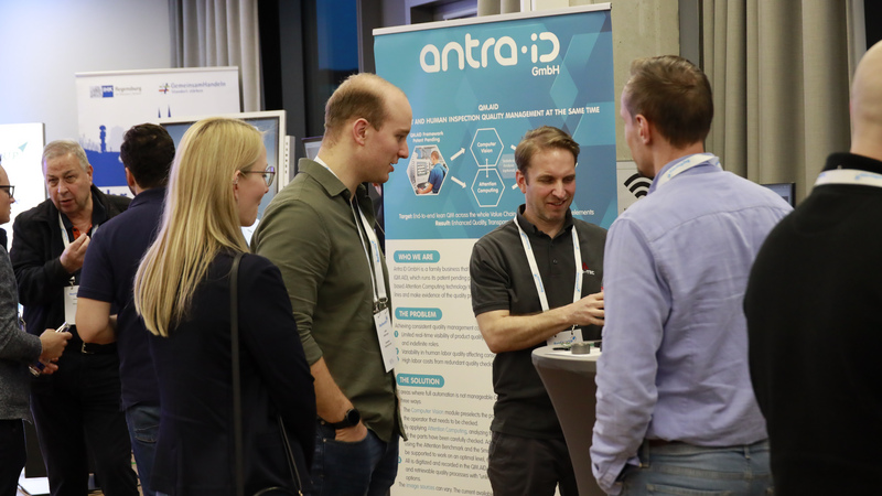 KMU und Start-ups tauschen sich an Stehtischen über ihre Innovationen und Produkte aus.