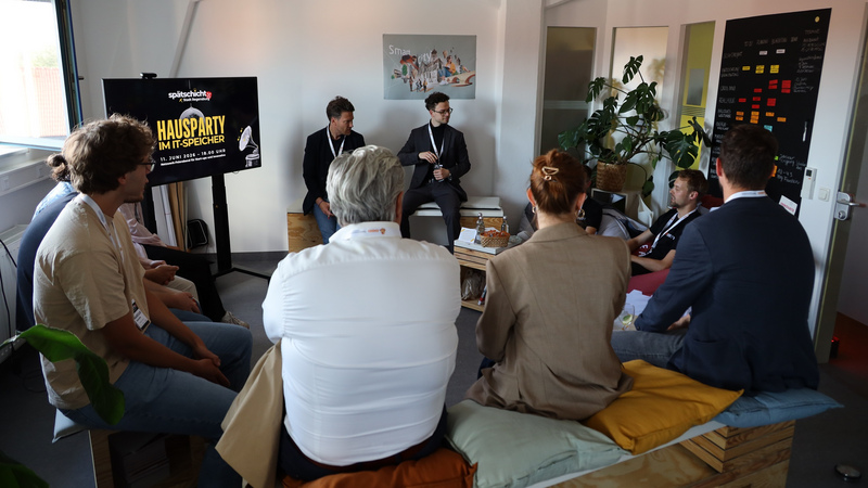 WG-Zimmer mit Philipp Berr und Katja Punk zum Thema „Dein Produkt und die Stadt“