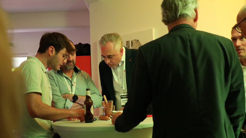 Oberbürgermeister Dr. Thomas Burger im Gespräch mit Startups bei der Spätschicht im IT-Speicher