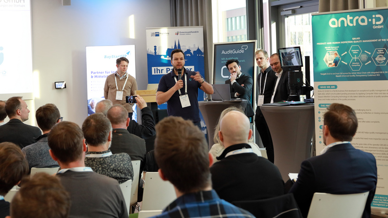 Start-ups pitchen ihre Produkte und Ideen innerhalb von 60 Sekunden vor einem Fachpublikum aus KMU.