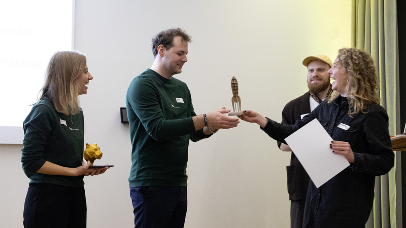 Übergabe der DENK.Summit Wildcard an das Gewinnerteam durch Susanne Prechtl