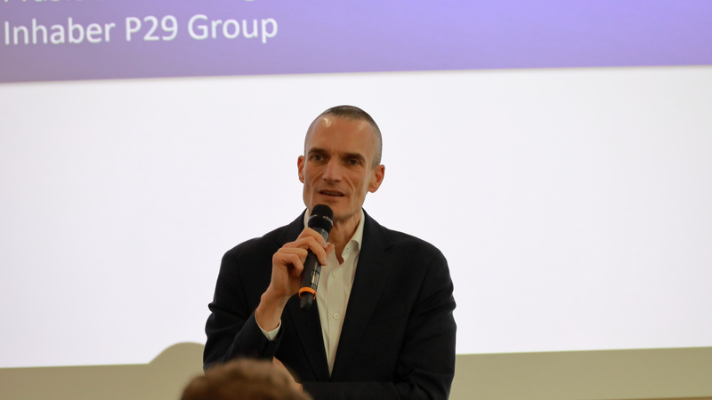 Nahaufnahme von Christian Volkmer, Präsident der IHK Regensburg, der seine Eröffnungsrede hält.