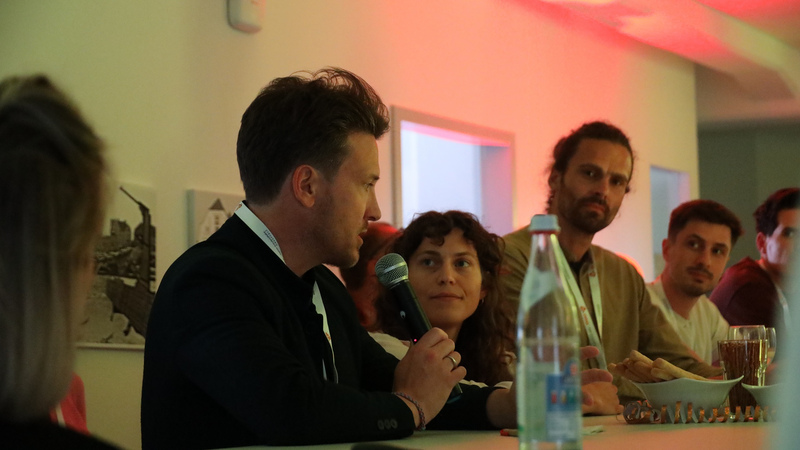 Philipp Berr (Wirtschaftsförderung) spricht bei der Spätschicht im IT-Speicher