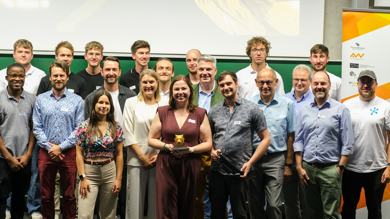 Gruppenfoto der Start-ups und Jury beim Tiger der TechBase 2026 in der OTH Regensburg